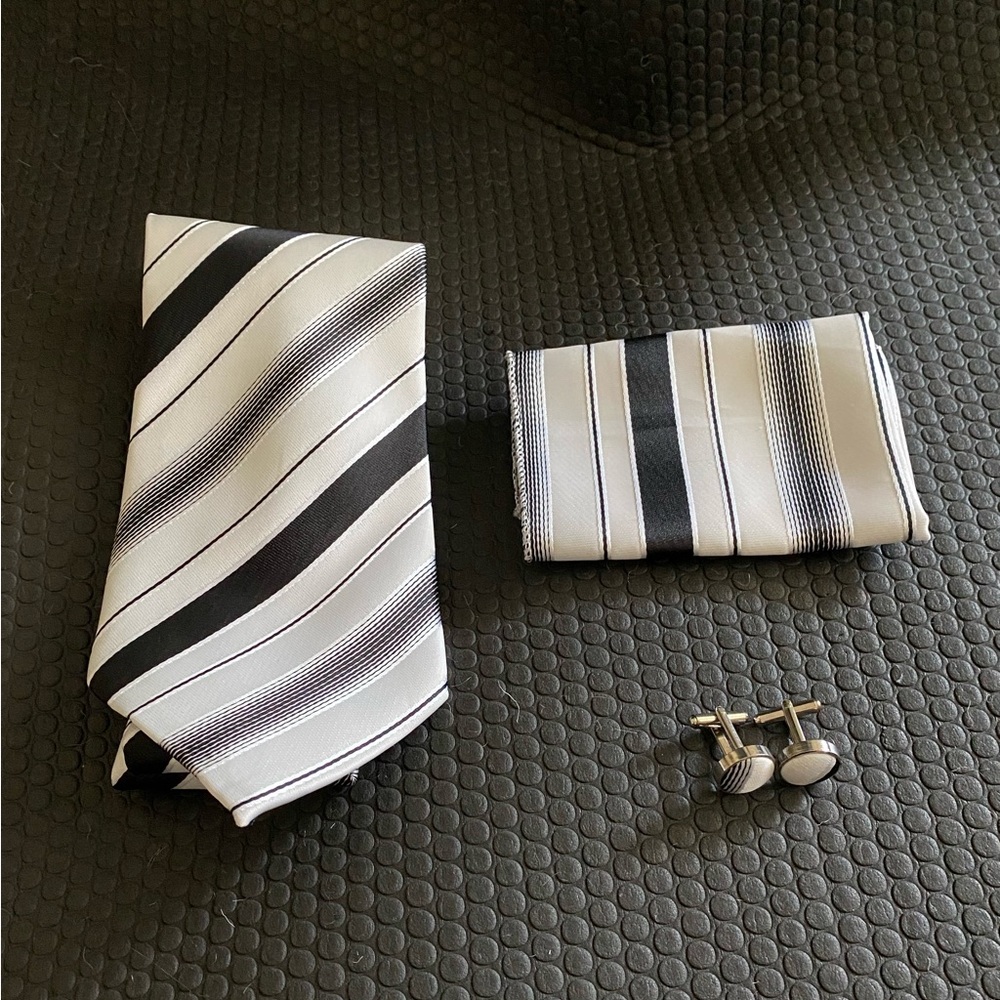 NWOT: Three-Piece Set! Tie, Cufflinks and Pocket Square
